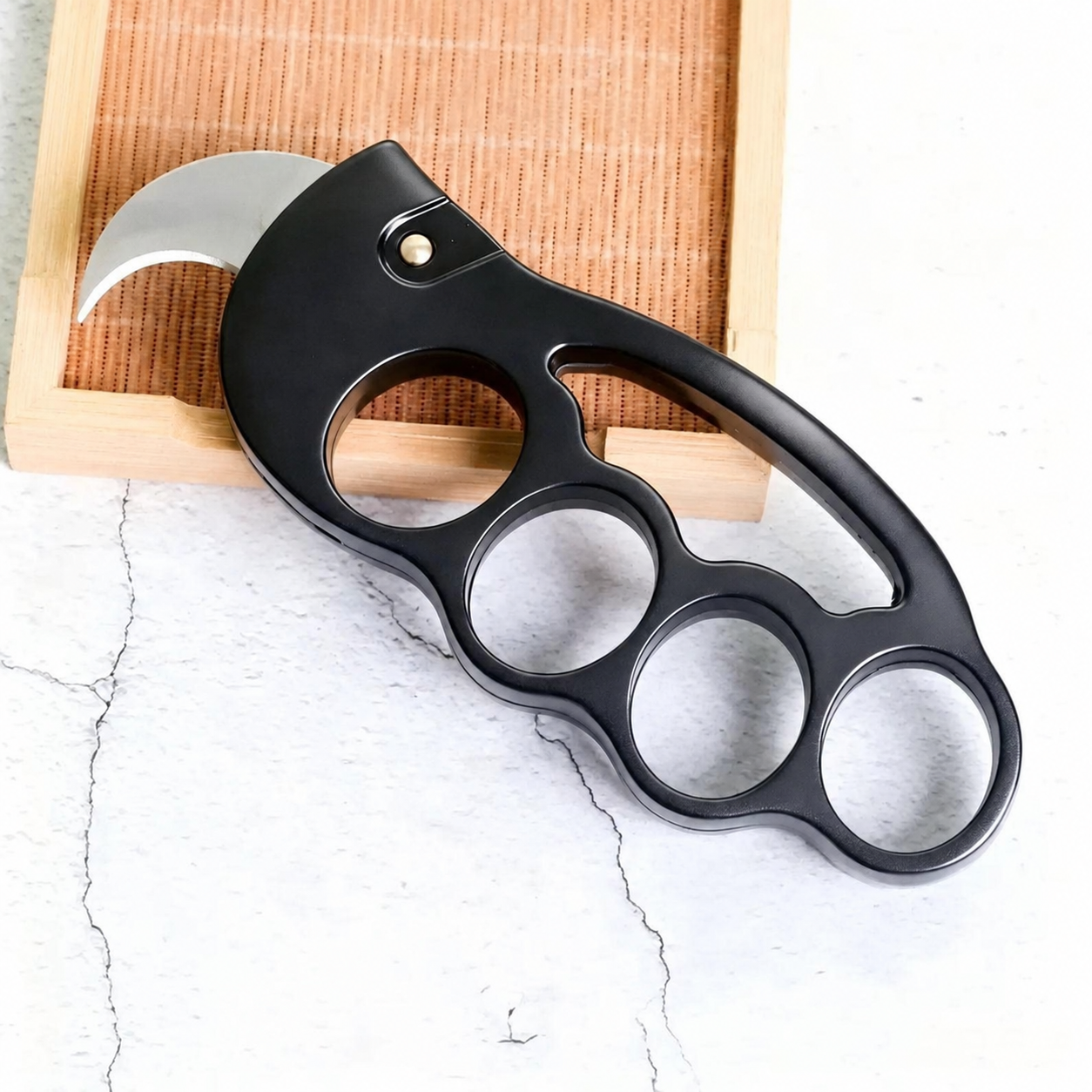 Brass Knuckles with Switchbalde Karambit Knife